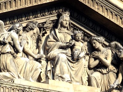 Détail du fronton de l'église Notre-Dame-de-Lorette, 18 ru… 