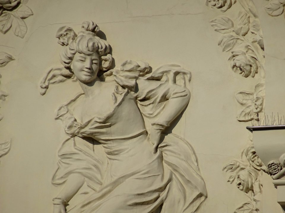 Sur la façade de L'Élysée Montmartre, salle de spectacle… 