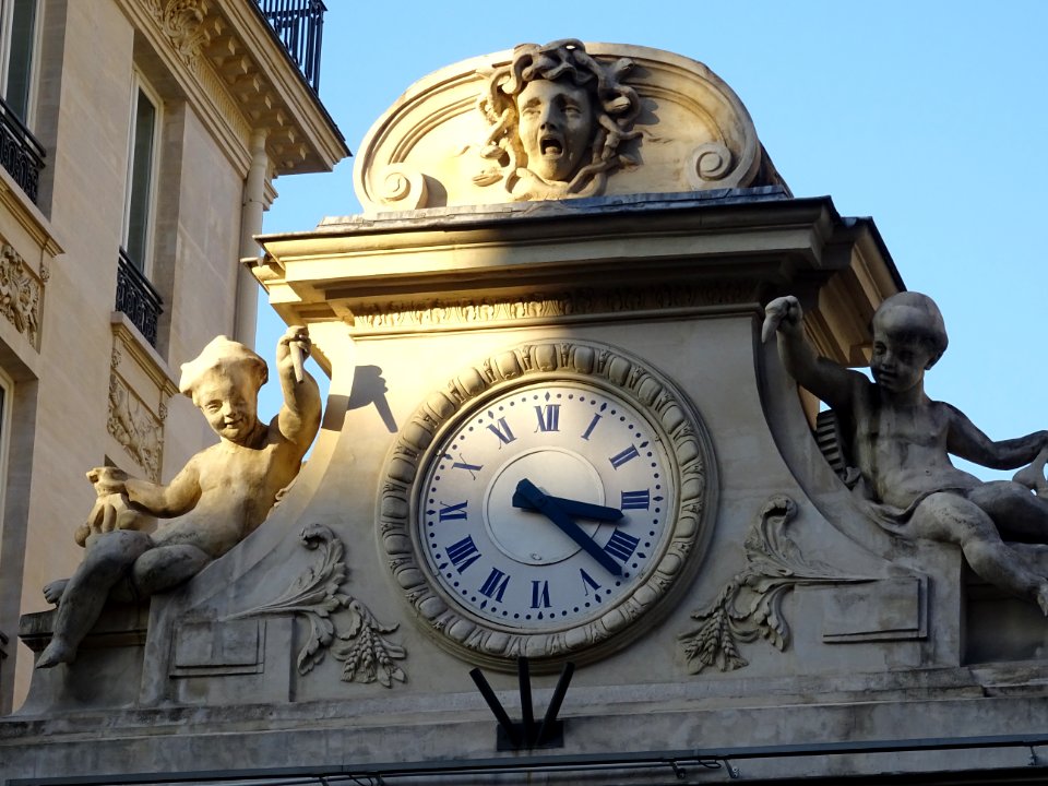 Horloge au-dessus du portail d'entrée de l'immeuble Le Tiv… 