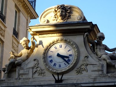 Horloge au-dessus du portail d'entrée de l'immeuble Le Tiv… 
