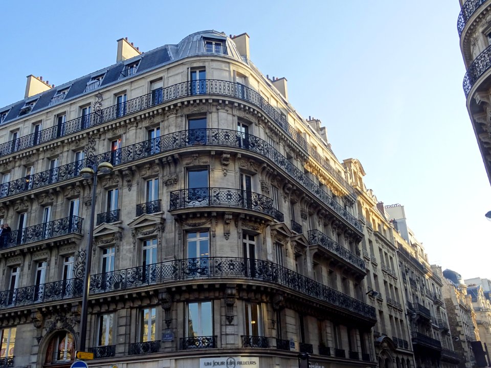 Immeuble à l'angle de la rue Saint Lazare et de la rue Mog… 