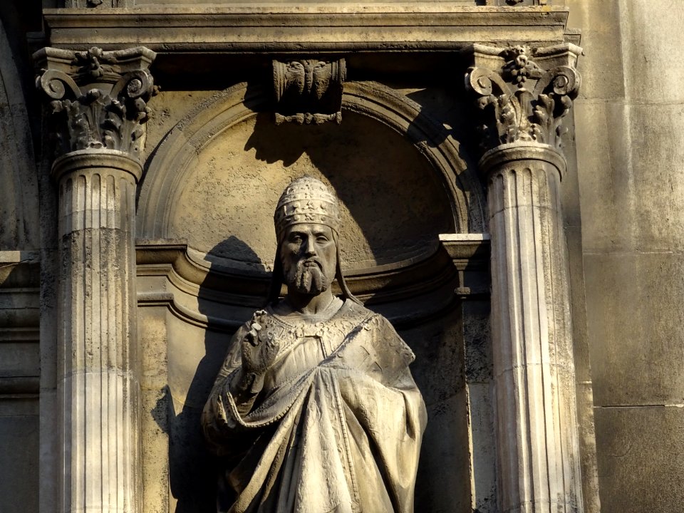 Statue à l'extérieur de l'église de la Sainte-Trinité, pla… 