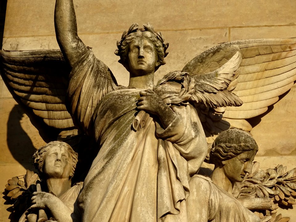 Statue sur la façade de l'Opéra ou Palais Garnier, place d… 