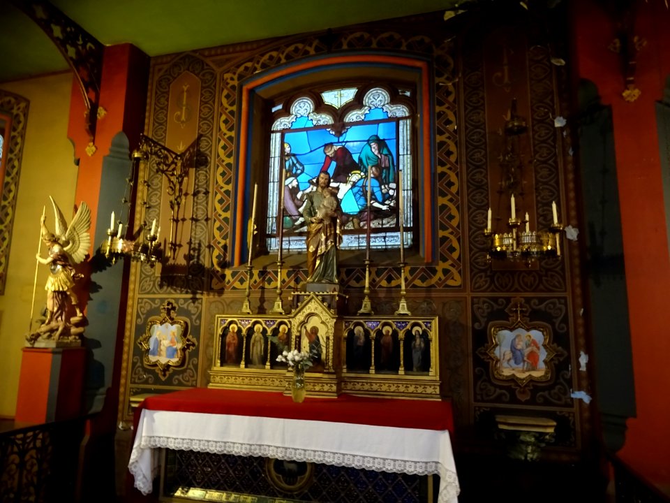 Autel d'une petite chapelle, dans l'église Saint-Eugène-Sa… 