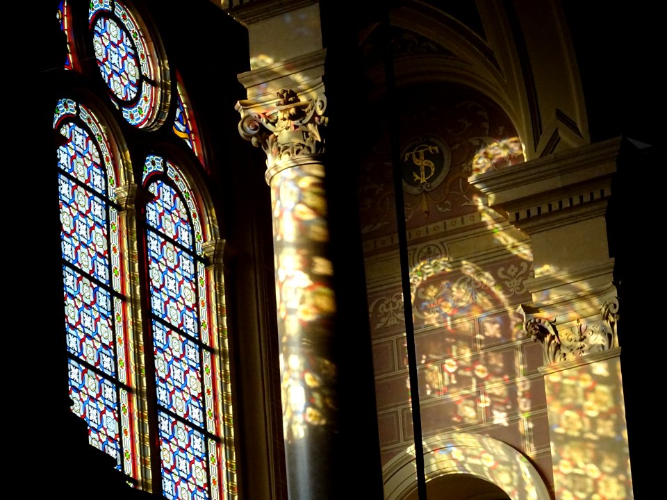 Vitrail et jeux de lumière, église de la Sainte-Trinité, p… 