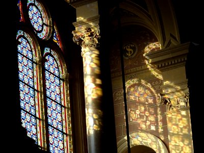 Vitrail et jeux de lumière, église de la Sainte-Trinité, p… 