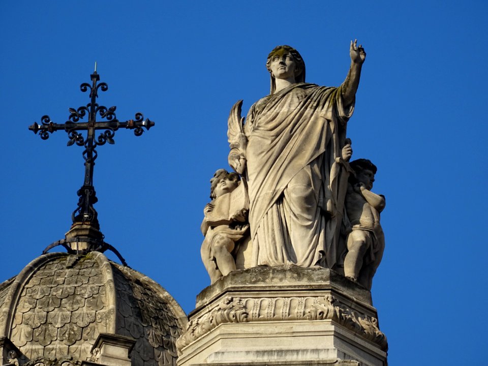 Croix et statue au sommet de l'Eglise de la Sainte-Trinité… 