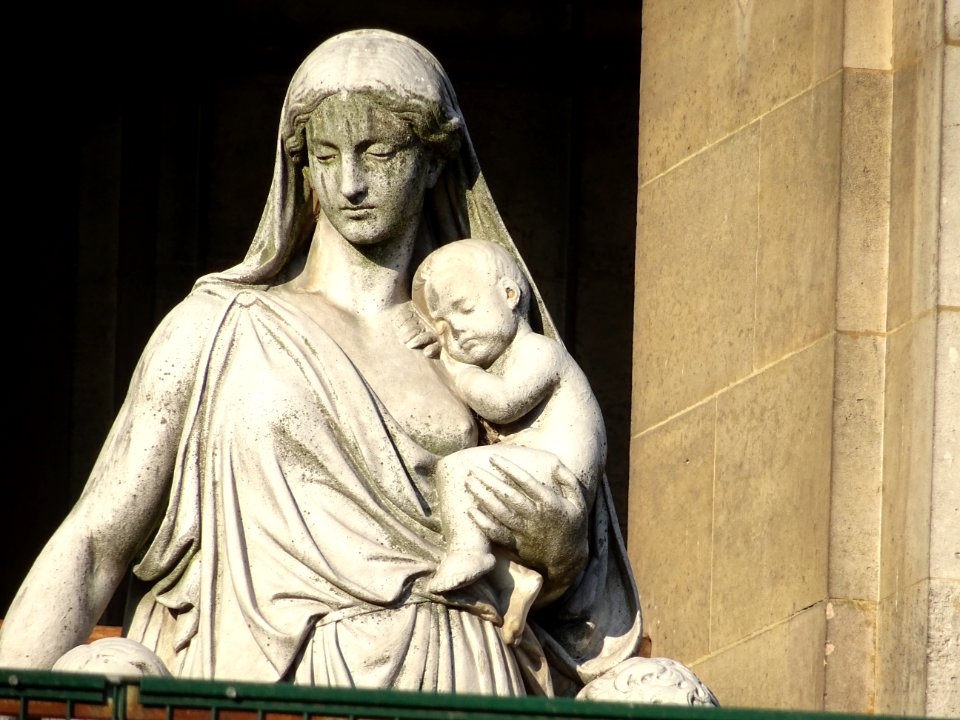 Statue de la Vierge, église de la Sainte-Trinité, place d'… 