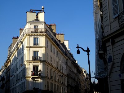 Immeuble à l'angle de la rue de Douai et de la rue Pierre … photo