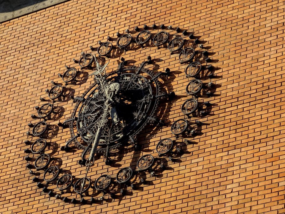 Horloge à 24 heures, sur le central téléphonique Bergère… 