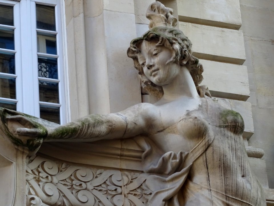 Détail d'une statue, immeuble à l'angle de la rue d'Abbevi… 