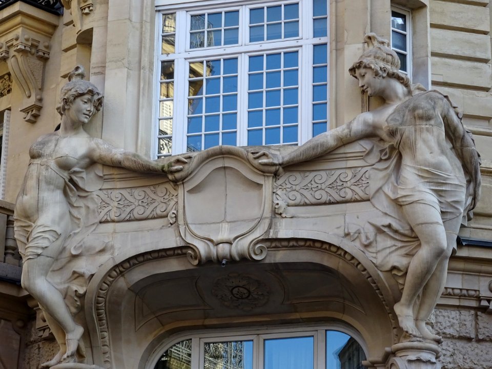 Deux statues, immeuble à l'angle de la rue d'Abbeville et … 