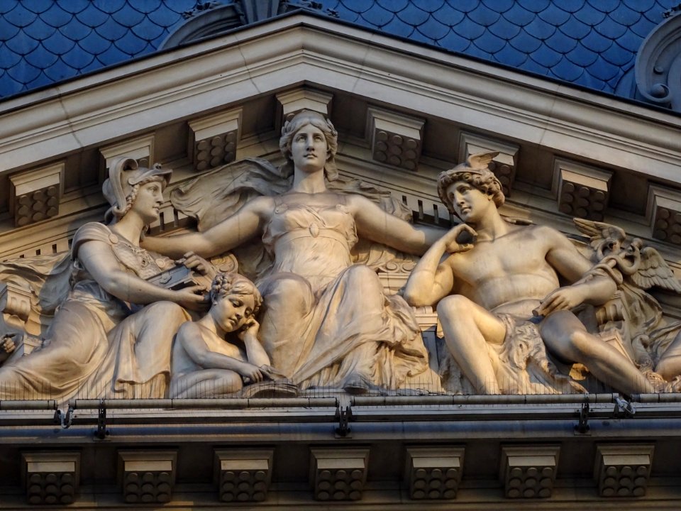 Détail du fronton, sur la façade de l'immeuble Société Gé… | Flickr