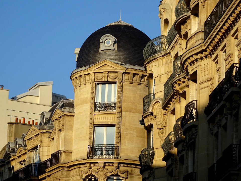 lmmeuble à l'angle de la rue de Mogador et de la rue de la… 
