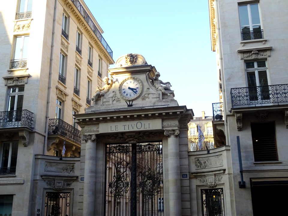 Portail d'entrée de l'immeuble Le Tivoli, 88 rue Saint Laz… 