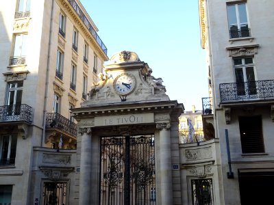 Portail d'entrée de l'immeuble Le Tivoli, 88 rue Saint Laz… 