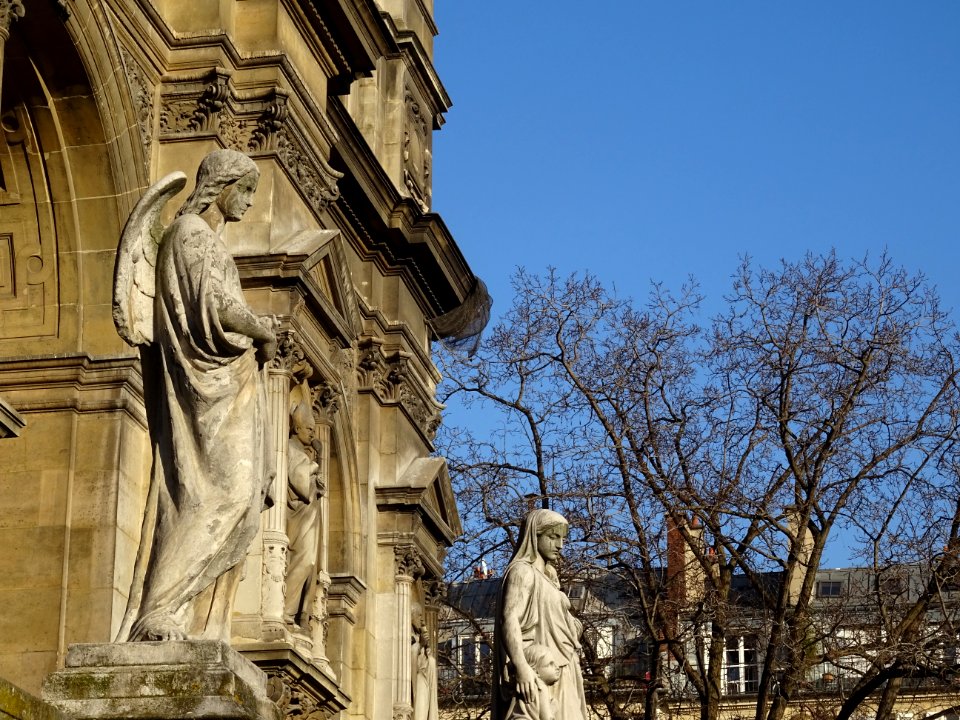 Statues sur la façade de l'église de la Sainte-Trinité, pl… 