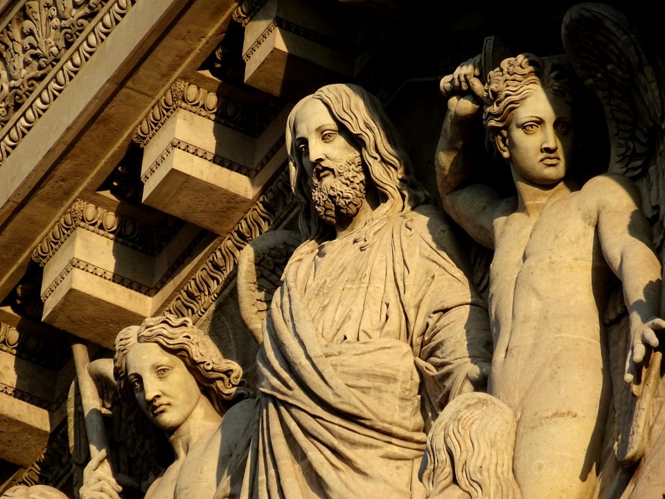 Détail du fronton de l'église de la Madeleine, place de la… 