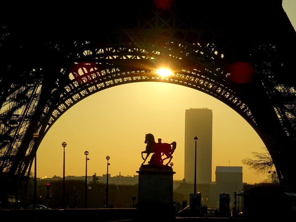 Lever de soleil entre les pieds de la Tour Eiffel, 7e arr.… 
