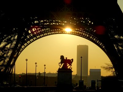Lever de soleil entre les pieds de la Tour Eiffel, 7e arr.… 