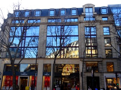 Reflets dans un immeuble au 35 boulevard des Capucines, 9è… 