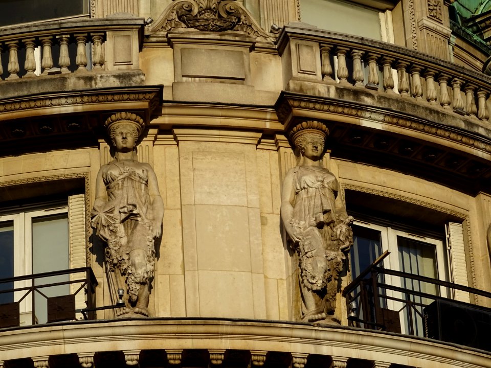 Des cariatides (statues de femmes soutenant un entablement… 