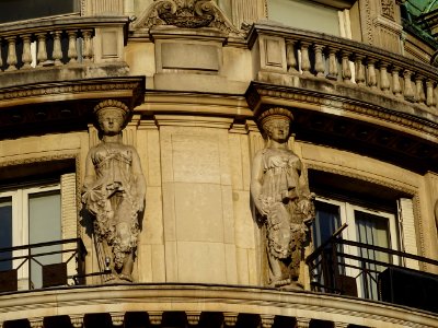 Des cariatides (statues de femmes soutenant un entablement… 