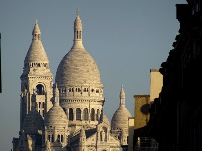 Au loin, la Basilique du Sacré-Cœur de Montmartre, prise d… 
