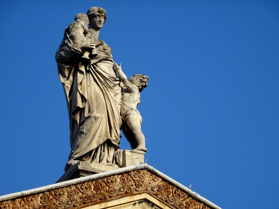 Statue au sommet de l'église Notre-Dame-de-Lorette, 18 rue… 