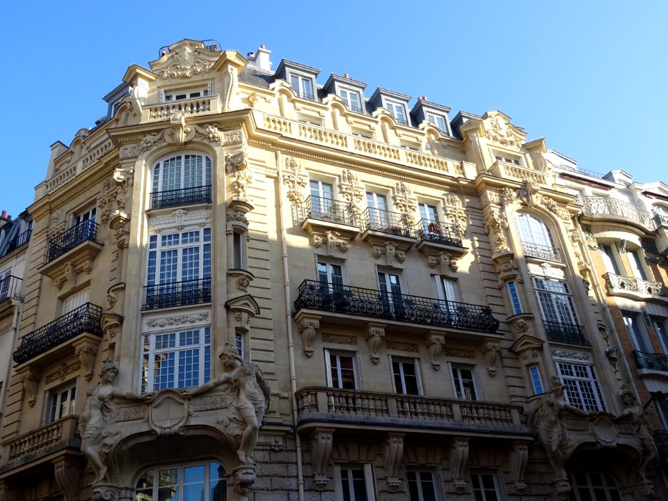 Immeuble à l'angle de la rue d'Abbeville et de la rue du F… 