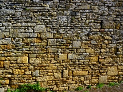 Simple mur en pierres, au pied de la basilique Notre-Dame … 