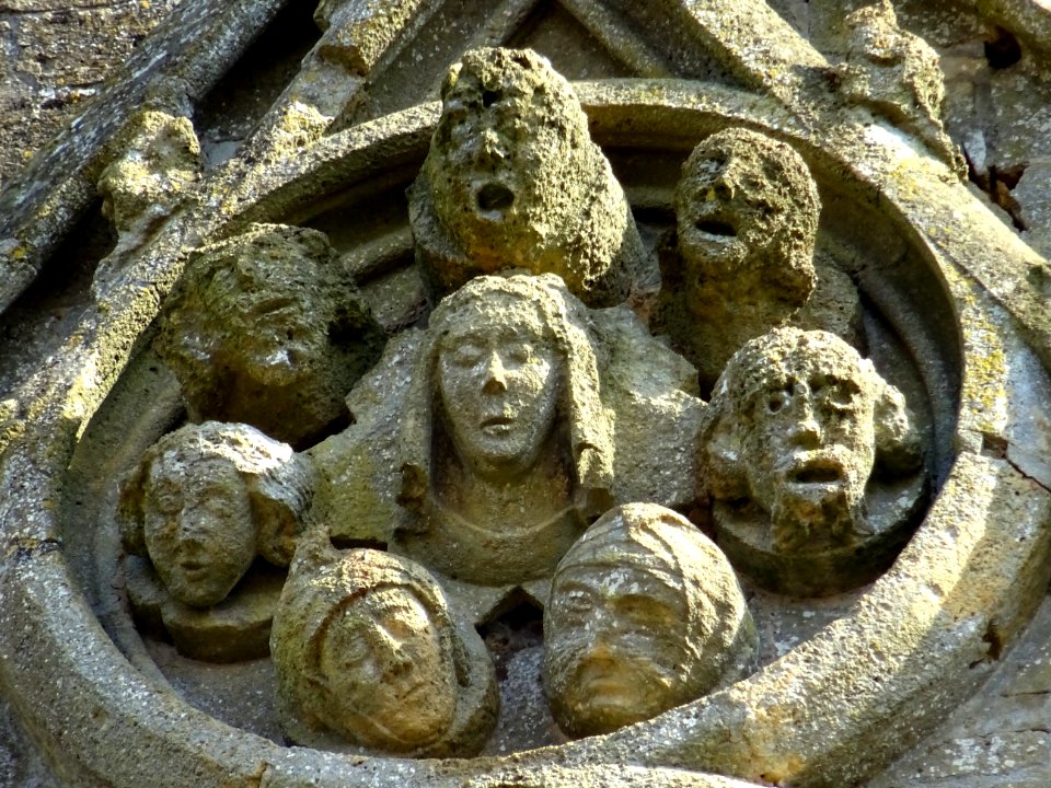 Visages sculptés dans la pierre, sur la façade de la basil… 