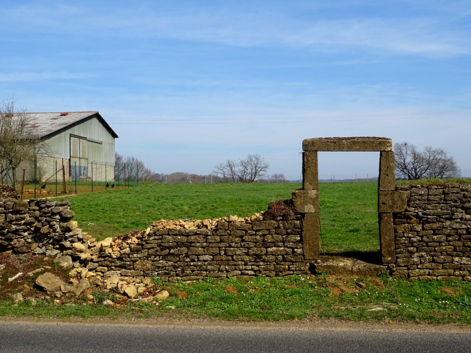 Hangar agricole et ancien cadre de porte en pierre, Thonne… 
