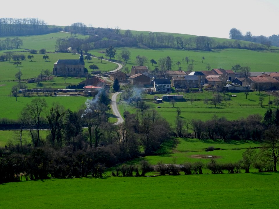 Eglise Saint-Pierre et le village de Signy-Montlibert, Ard… 