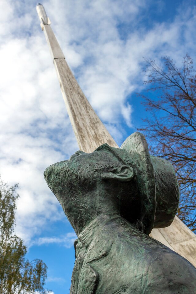 Tsiolkovsky monument cosmist