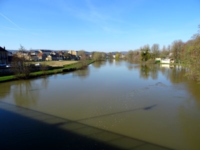 La Meuse, très haute, à Sedan, Ardennes 