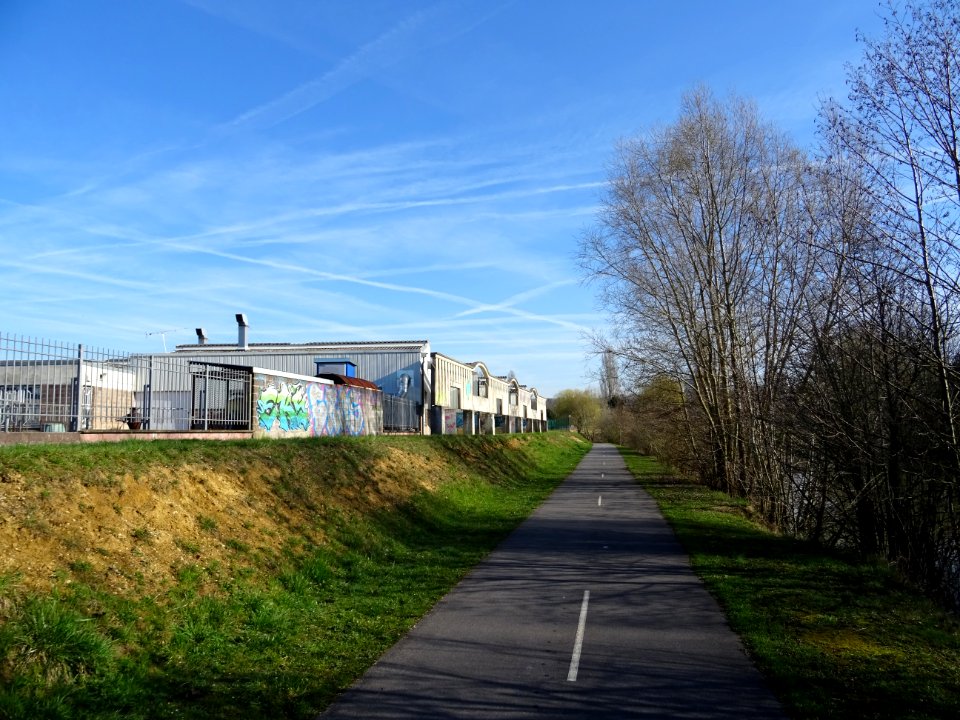 Piste cyclable et GR14 le long du Canal de la Meuse, à Tor… 