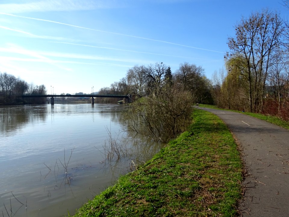 Piste cyclable et GR14 le long du Canal de la Meuse, à Tor… 