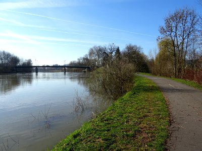 Piste cyclable et GR14 le long du Canal de la Meuse, à Tor… 
