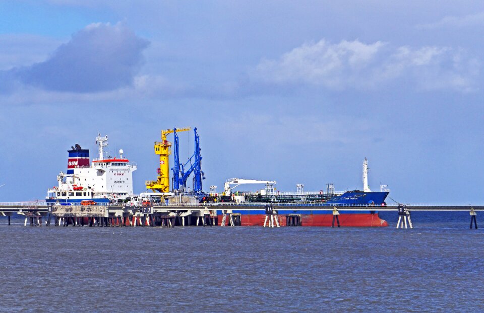 Discharge oil port crude oil