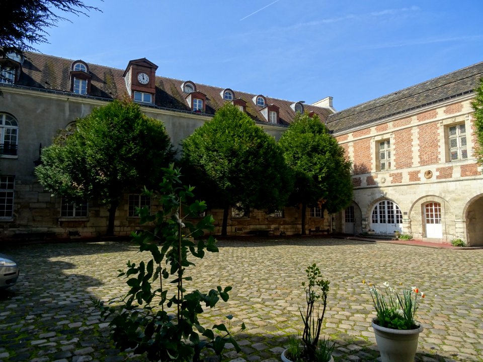 Hôtel Scipion, 13 rue Scipion, 5e arr., Paris. A droite, l… 