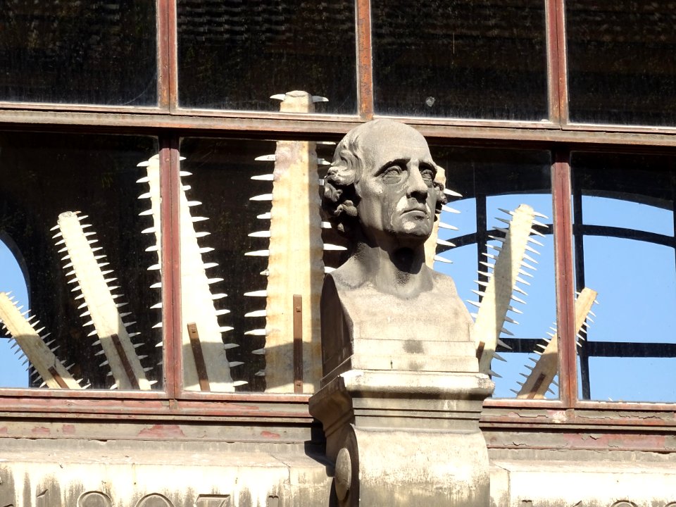 Buste de Joseph Decaine, 1807-1882, façade du Museum Natio… 