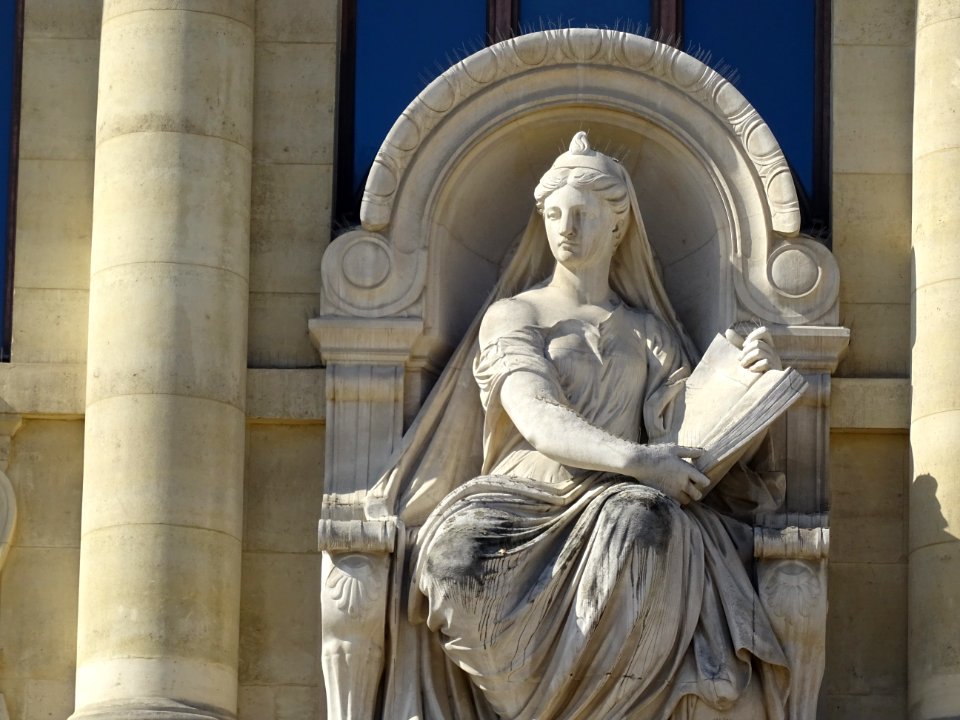 Sculpture sur la façade du Museum National d'Histoire Natu… 