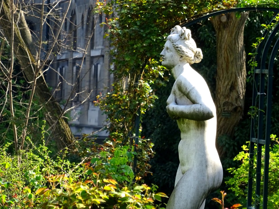 Statue de faemme, dans le Jardin des Plantes, 5e arr., Par… 