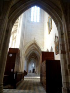 Allée latérale, basilique Notre-Dame de Cléry-Saint-André,… 