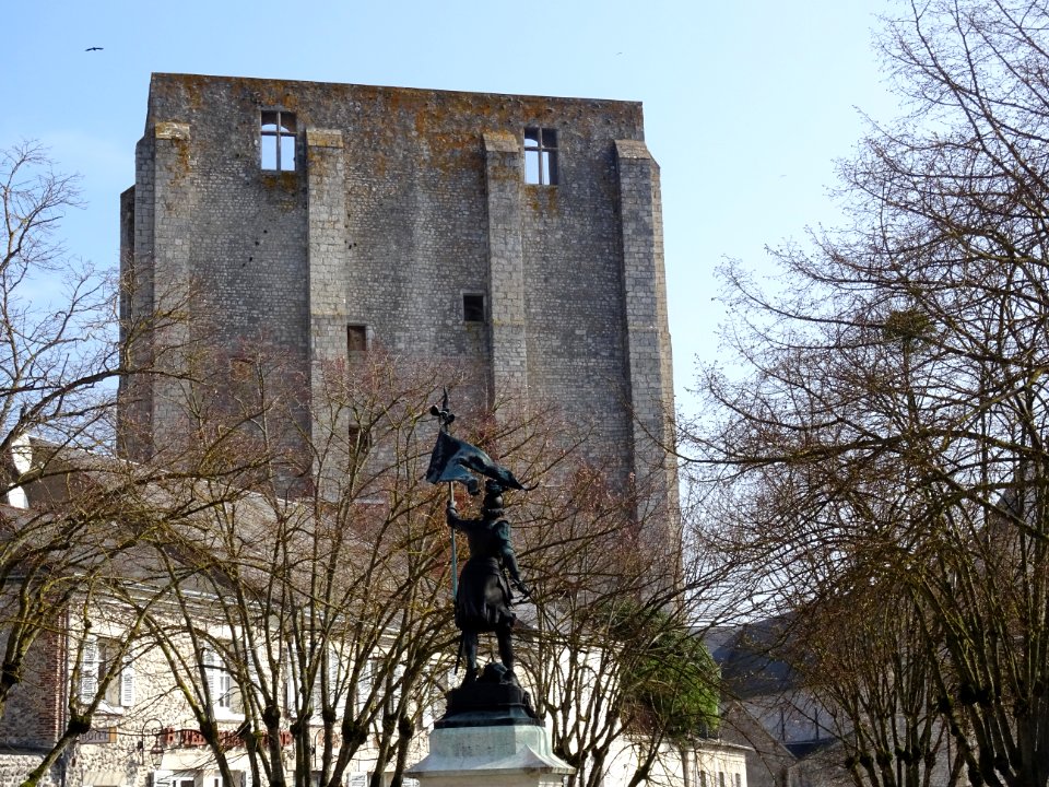 Statue de Jeanne d'Arc et le donjon ou Tour de César, Beau… 