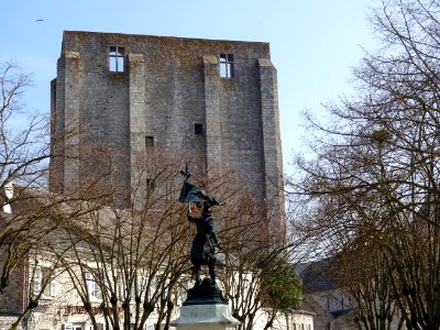 Statue de Jeanne d'Arc et le donjon ou Tour de César, Beau… 