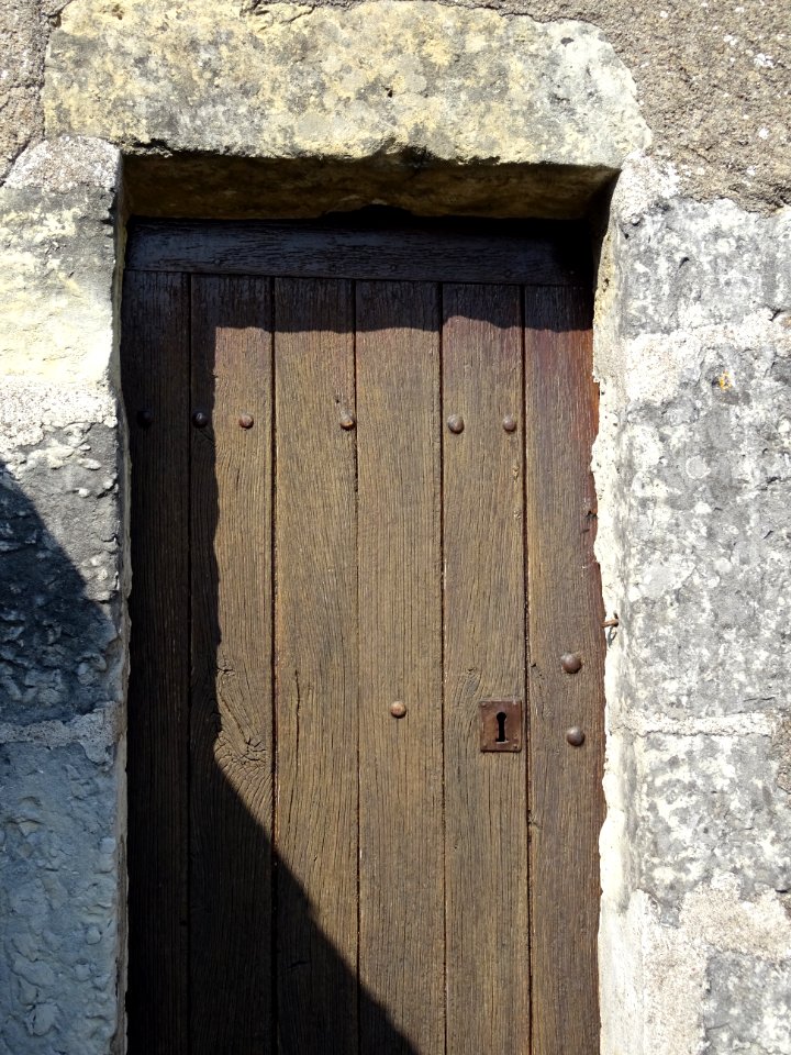 Porte à l'arrière d'un bâtiment, près de l'église Saint-Ni… 