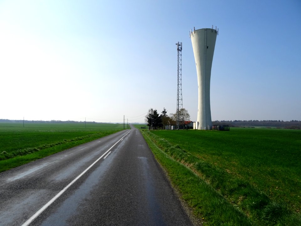 Sur la D766, au lieu-dit le Martinet, un château d'eau, In… 