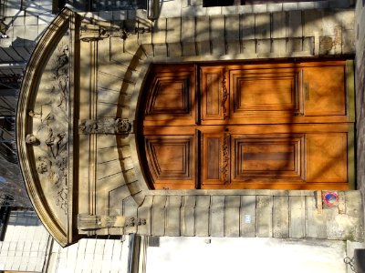 Une belle porte cochère au 14 rue Saint-Julien-le-Pauvre, … photo